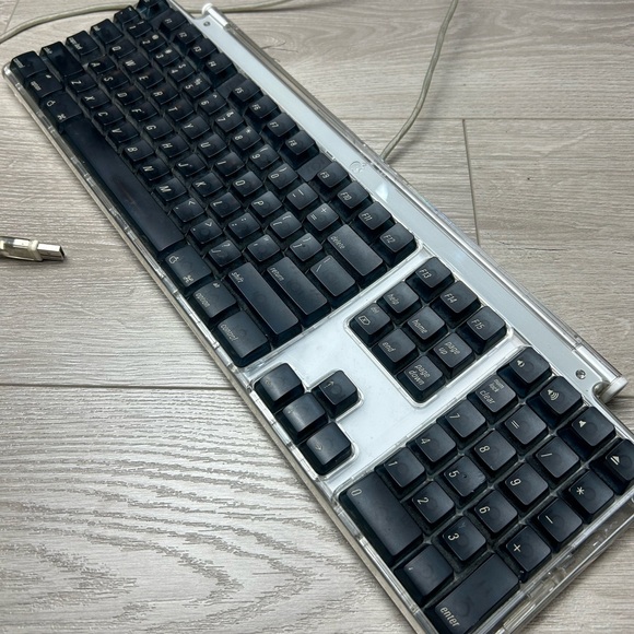 First Apple Pro Mechanical Keyboard - Picture 1 of 6